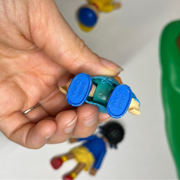 Vintage Caillou Treehouse Playset 2002 Rosie Clementine Action Figure Incomplete - Picture 12 of 15